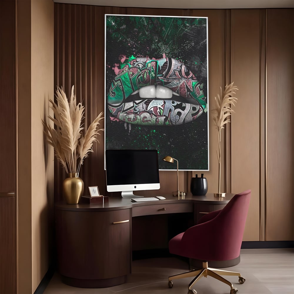Tablou canvas cu tablou canvas cu buze si graffiti verde, in rama de aluminiu argintiu, pe perete intr-un birou